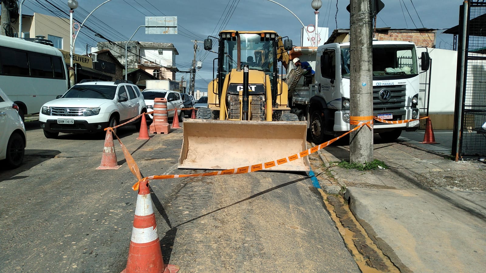 Dois bairros ficam sem água após cratera abrir na rua Pará em Manaus