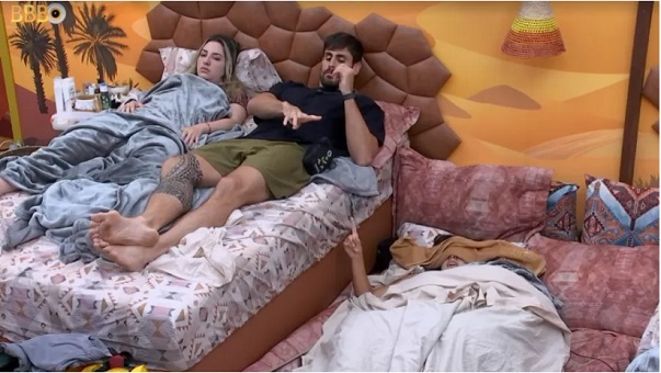 Sapato bate-boca com Larissa por estalecas no BBB23