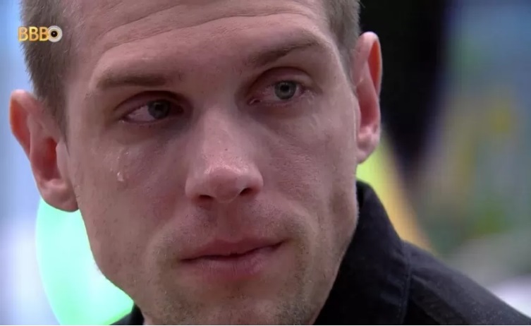 Cristian chora ao conversar com Sapato sobre paredão