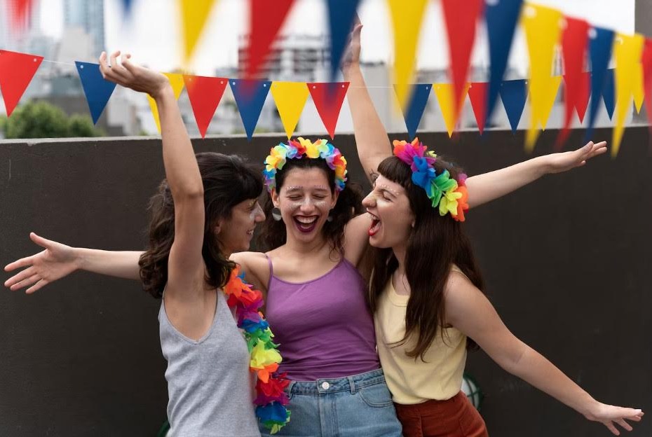 Carnaval: Foliões devem ficar alerta para a ‘doença do beijo’; conheça os sintomas