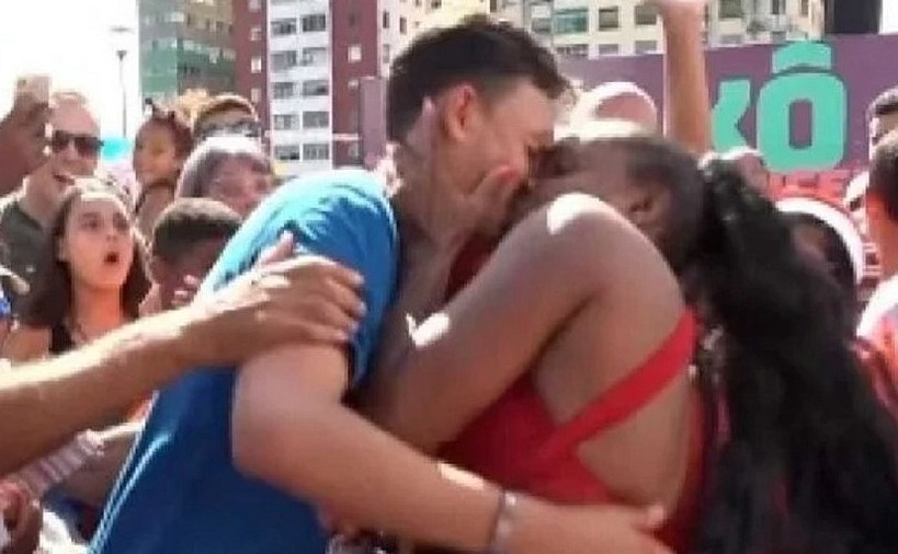 Ao vivo, repórter é beijado na boca por entrevistada no bloco de Carnaval 