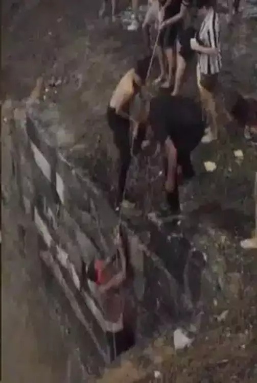 Vídeo: Folião 'curte demais' e acaba resgatado após cair em igarapé durante Carnaval em Manaus