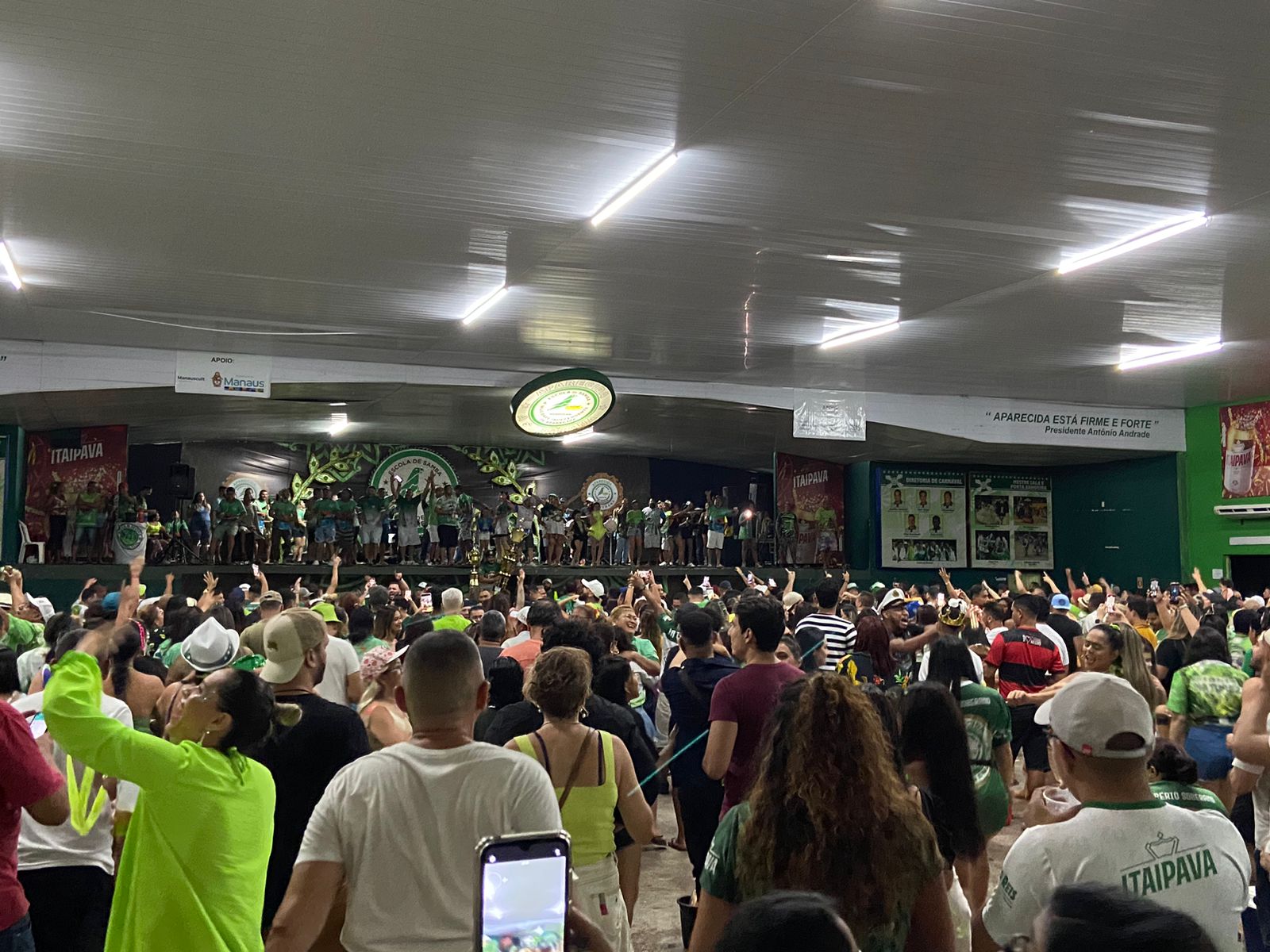 Quadra da Aparecida ‘explode’ na comemoração do bicampeonato do Carnaval em Manaus