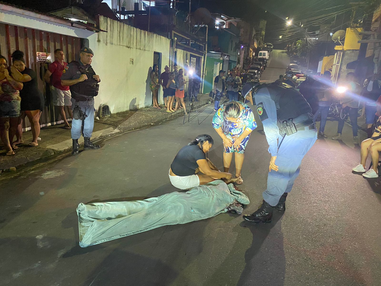 Homem é arrastado e morto a tiros durante ataque de pistoleiros em Manaus