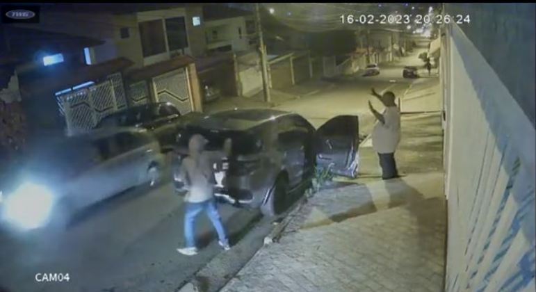 Polícia prende um dos suspeitos de roubar carro do cantor Péricles