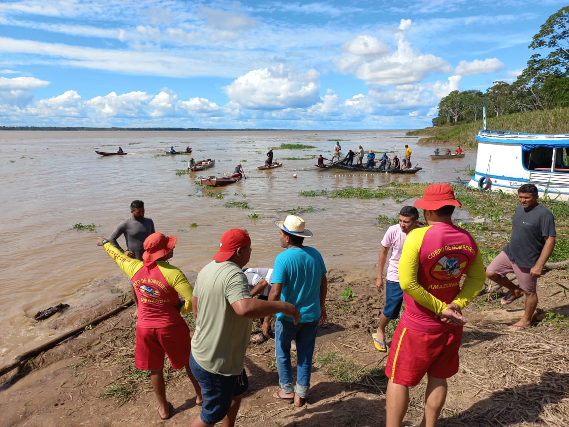 Buscas por irmãos que sumiram no Rio Solimões enquanto participavam de retiro chega ao 3° dia