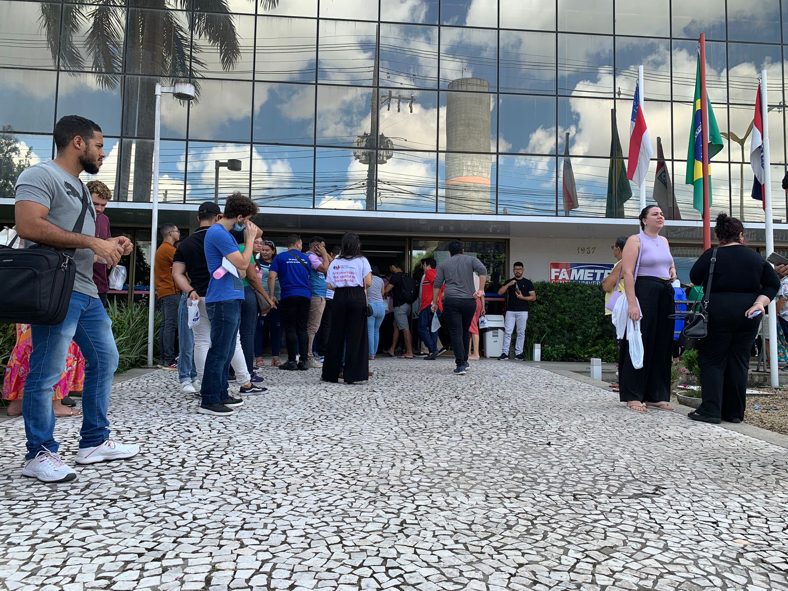 Prova da OAB-AM é marcada por confusão na entrada dos candidatos