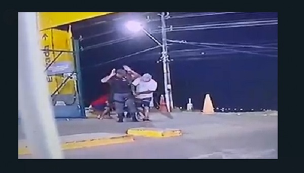 Criminosos roubam arma e colete de vigilante em supermercado; veja vídeo
