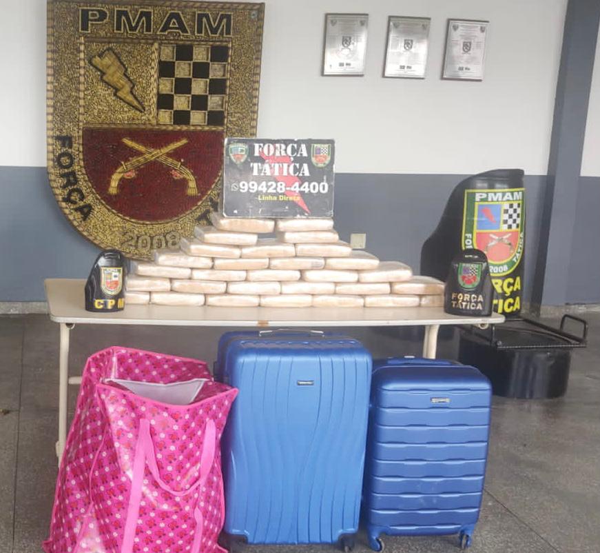 Mais de 30 kg de drogas escondidas em malas são apreendidas em barco em Manaus