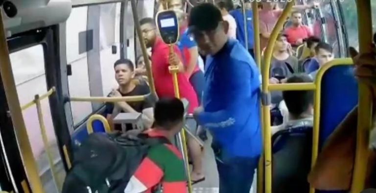 Criminosos tocam terror em assalto a 'amarelinho' em Manaus; vídeo