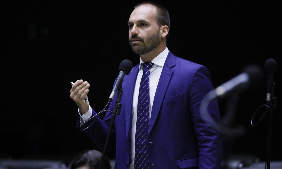 Eduardo critica gasolina a R$ 11,56, mas valor divulgado é de 2022, da gestão Bolsonaro