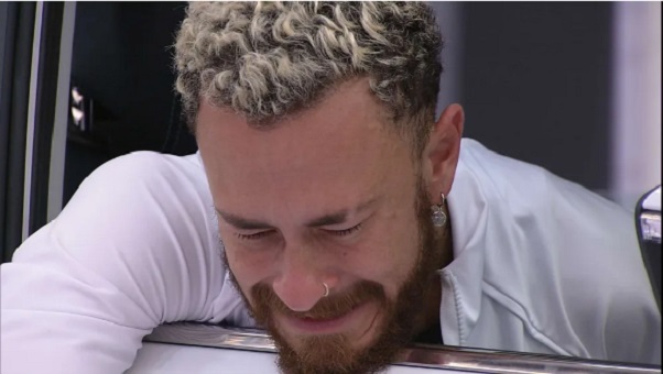 Fred comemora ao vencer disputa no quarto branco após mais de 18 horas; vídeo