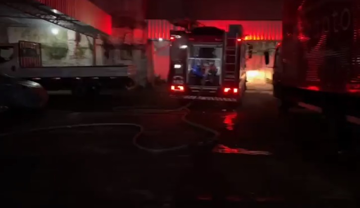 Carro pega fogo em estacionamento no Centro de Manaus