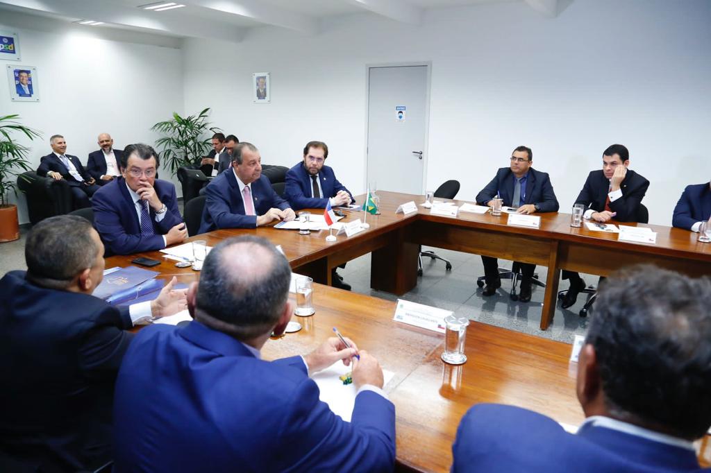 Omar lidera bancada em reunião com prefeitos sobre recuperação de rodovias federais no Amazonas