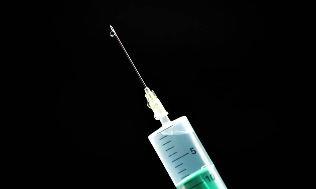 Farmacêutico é preso após lamber glúteo de mulher durante injeção