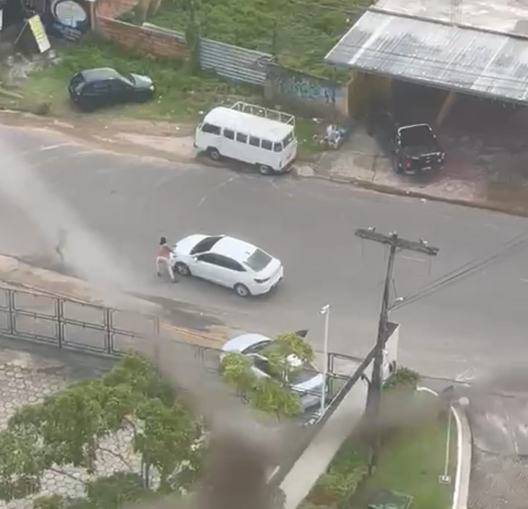 Vídeo mostra momento em que motorista é executado dentro de Audi em Manaus
