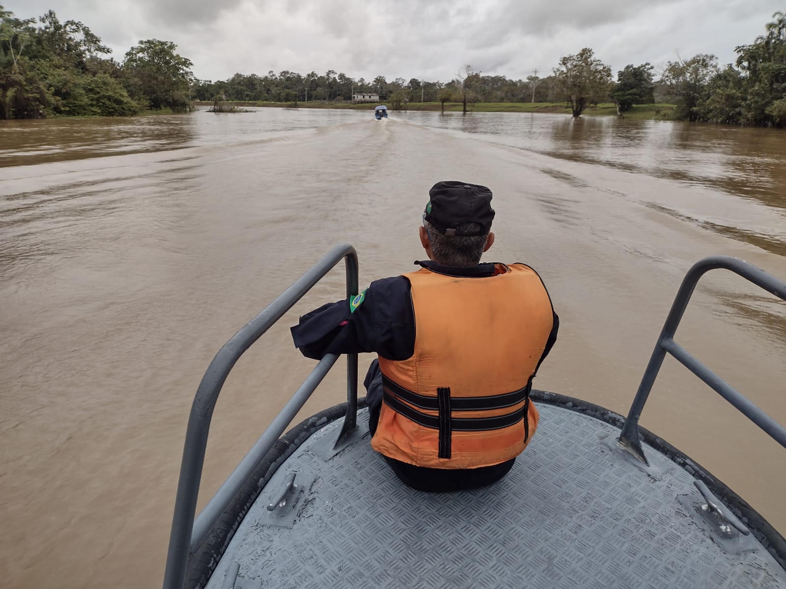Buscas por bebê de 2 meses desaparecido após naufrágio são suspensas no Amazonas