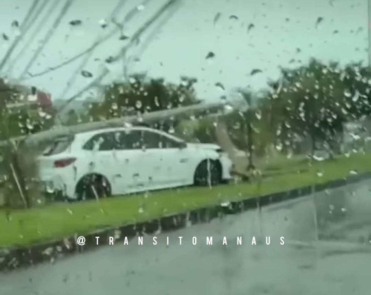 Carro desgovernado derruba poste durante forte chuva em Manaus 