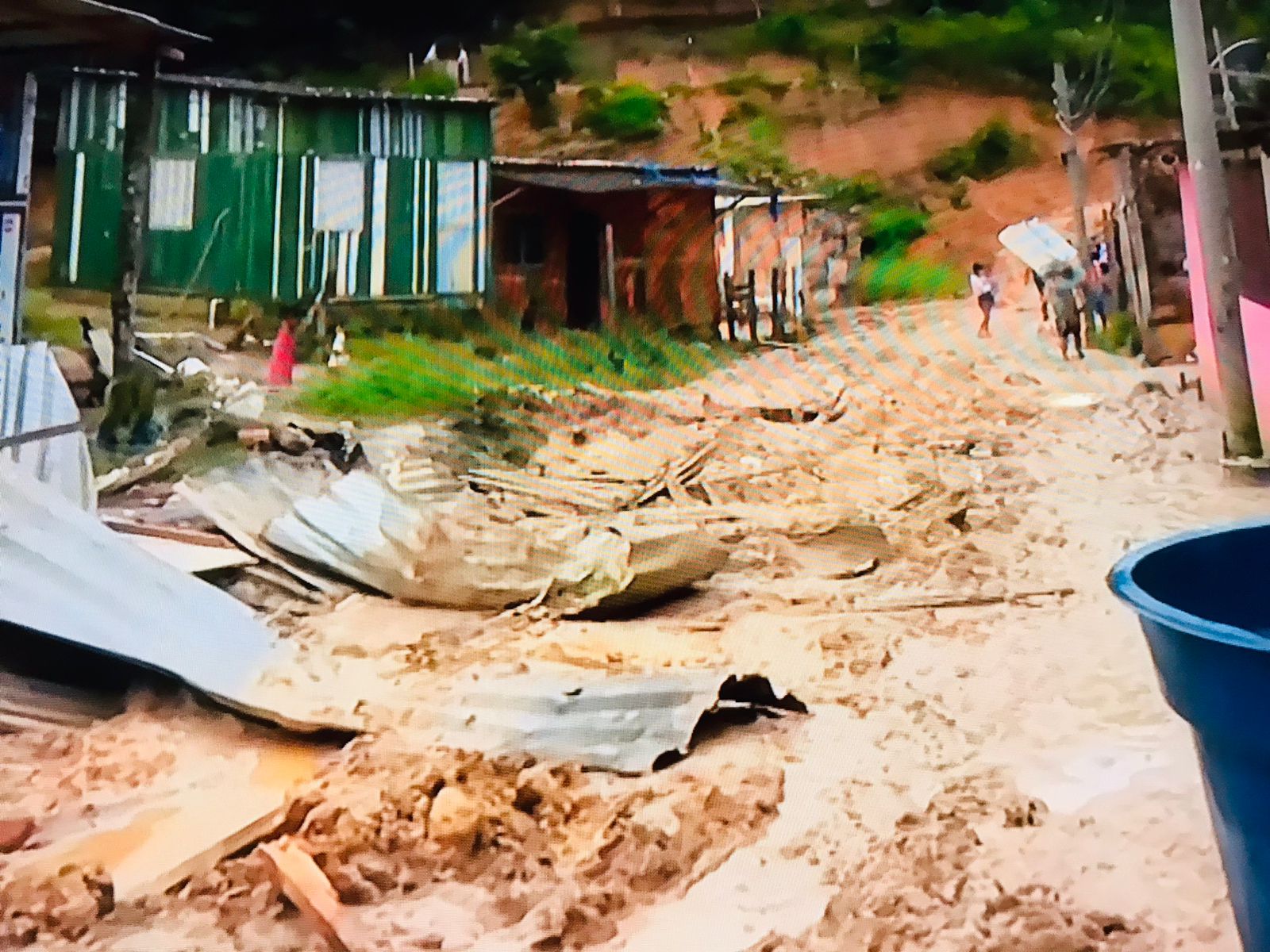 Famílias deixam casas após barranco deslizar no Jorge Teixeira, em Manaus 
