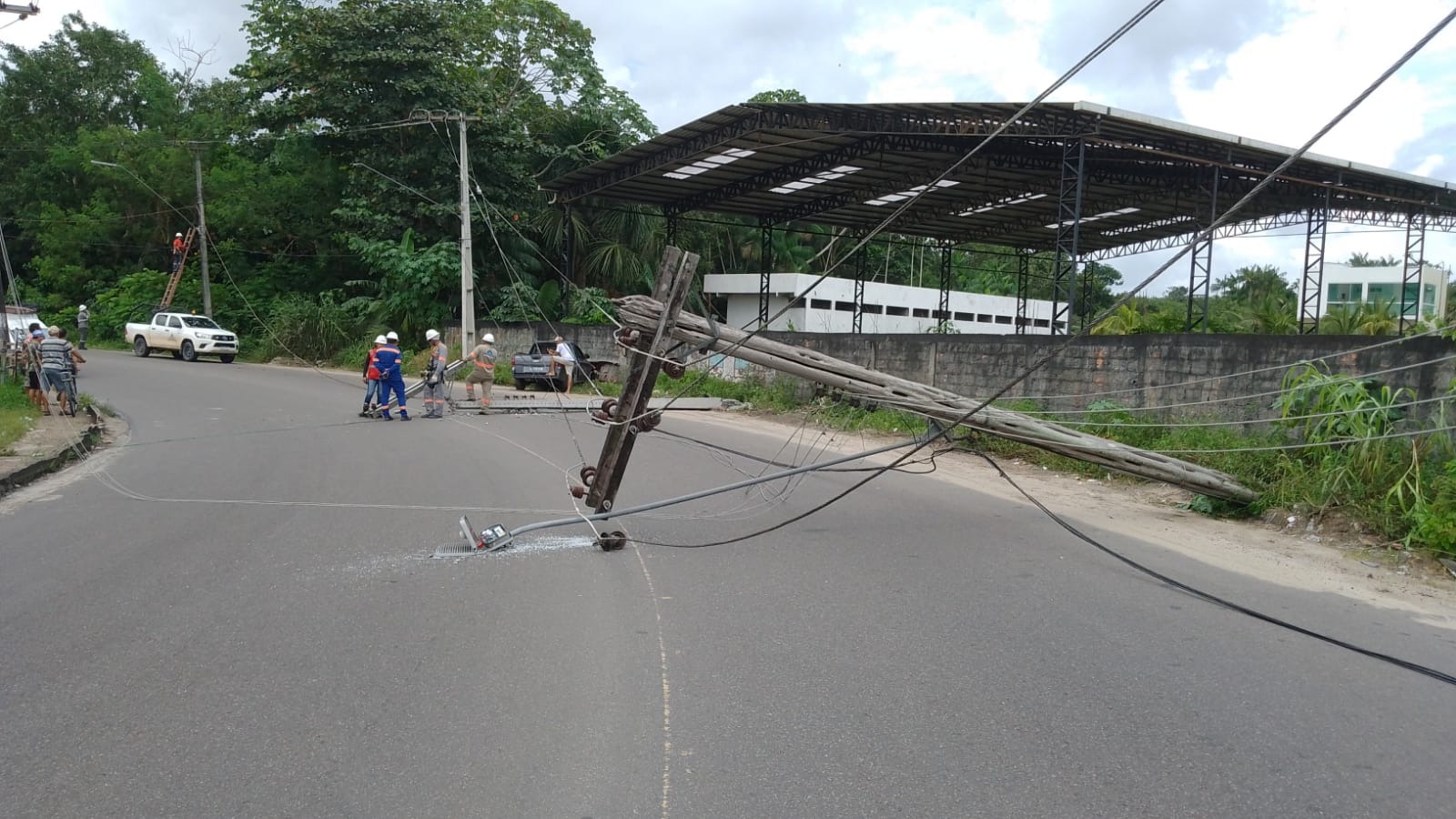 Motorista tenta desviar de poste caído em rua e acaba derrubando outros dois em Manaus