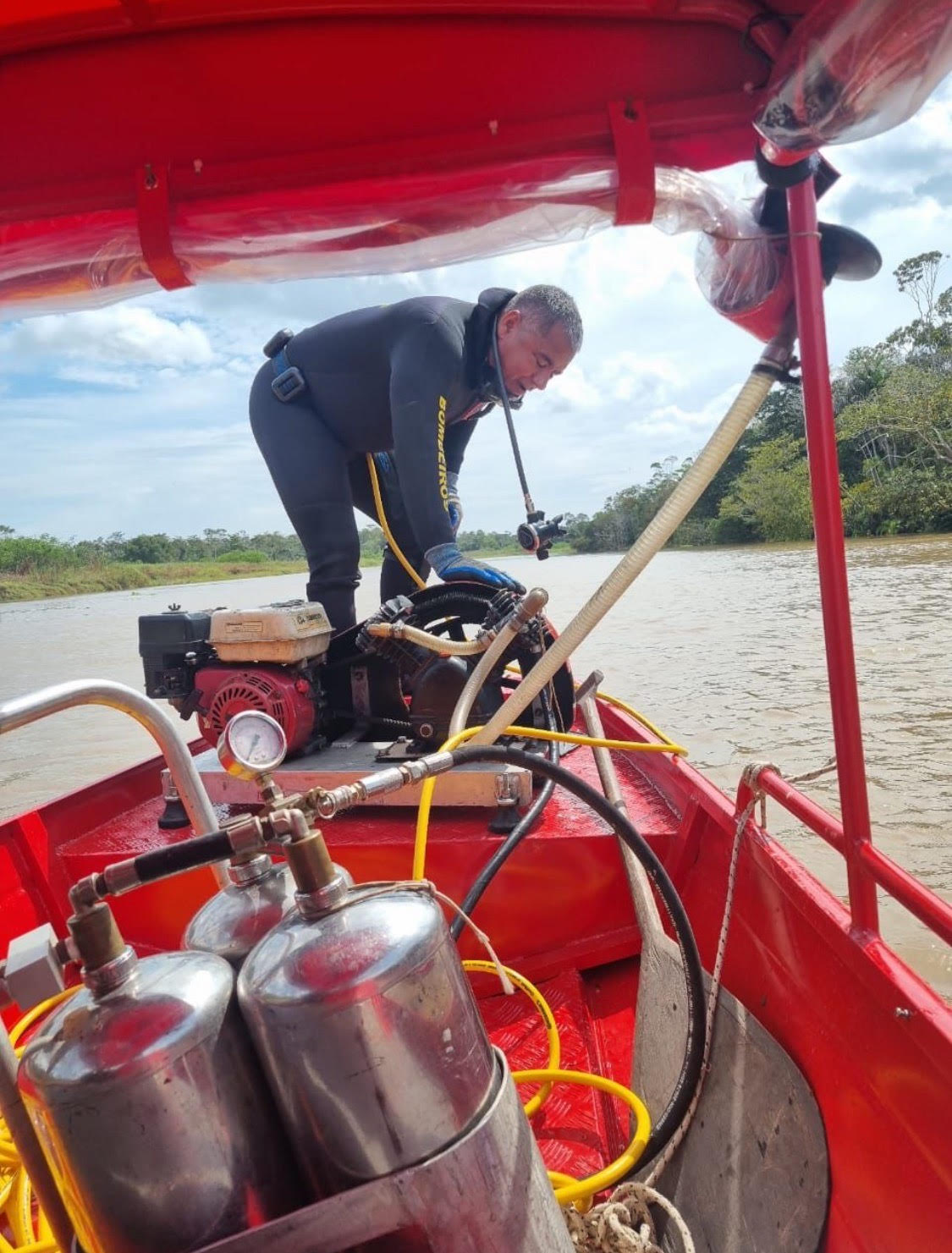 Bombeiros buscam bebê desaparecido há 7 dias após naufrágio no Amazonas