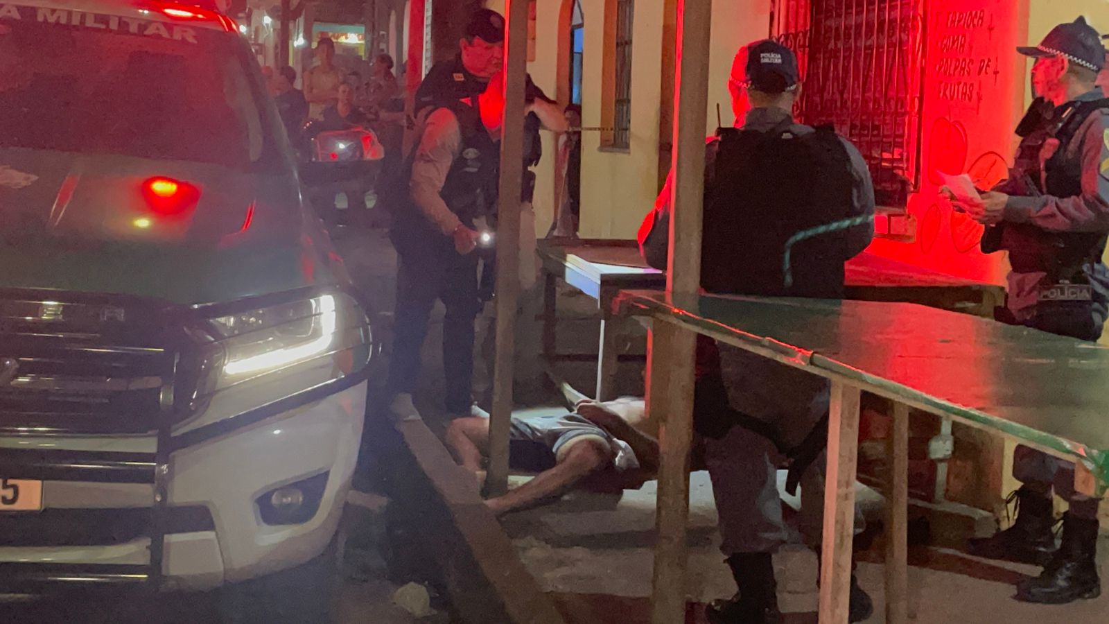 Homem é espancado e morto a tiros em Manaus
