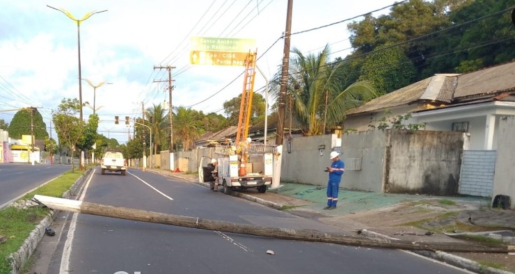Poste de luz cai e deixa avenida interditada em Manaus 