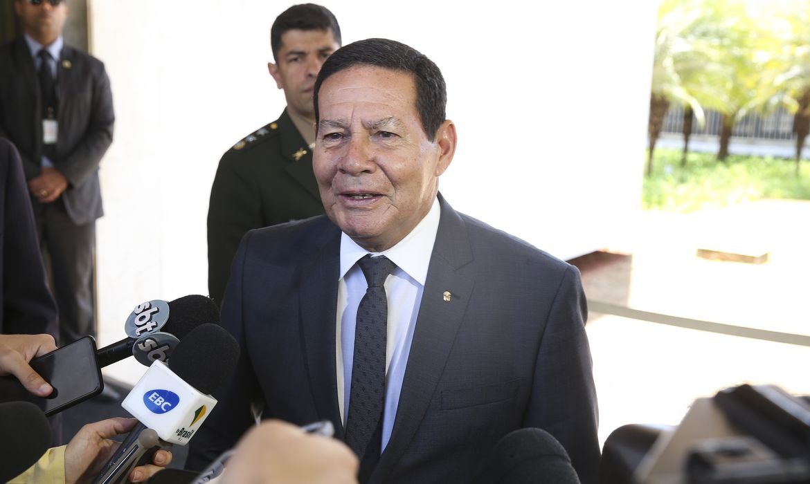 Mourão revela ter recebido de presente apenas boné e sacola como vice-presidente