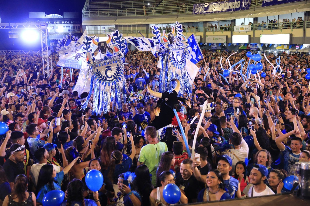 Torcedores do Garantido e do Caprichoso lotam Sambódromo em noite de último ensaio em Manaus