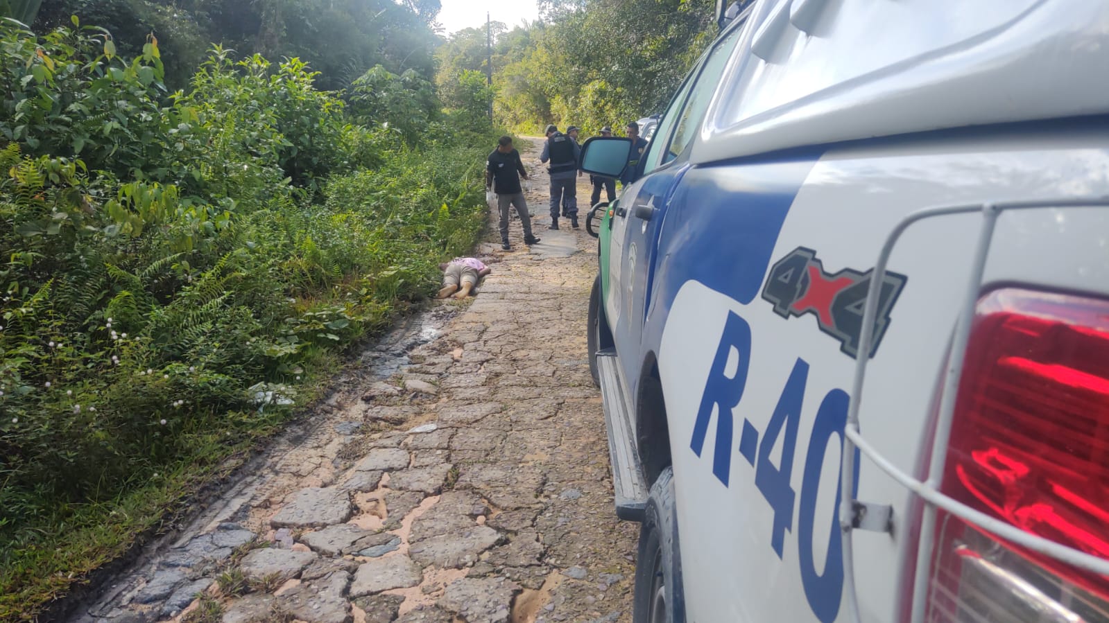Homem é achado morto com mais de 20 tiros em ramal na AM-010