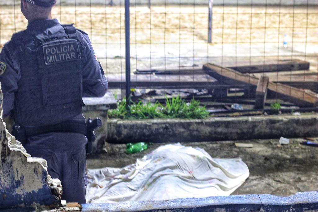 Sentado em banco de praça, homem é surpreendido por pistoleiros e acaba morto em Manaus