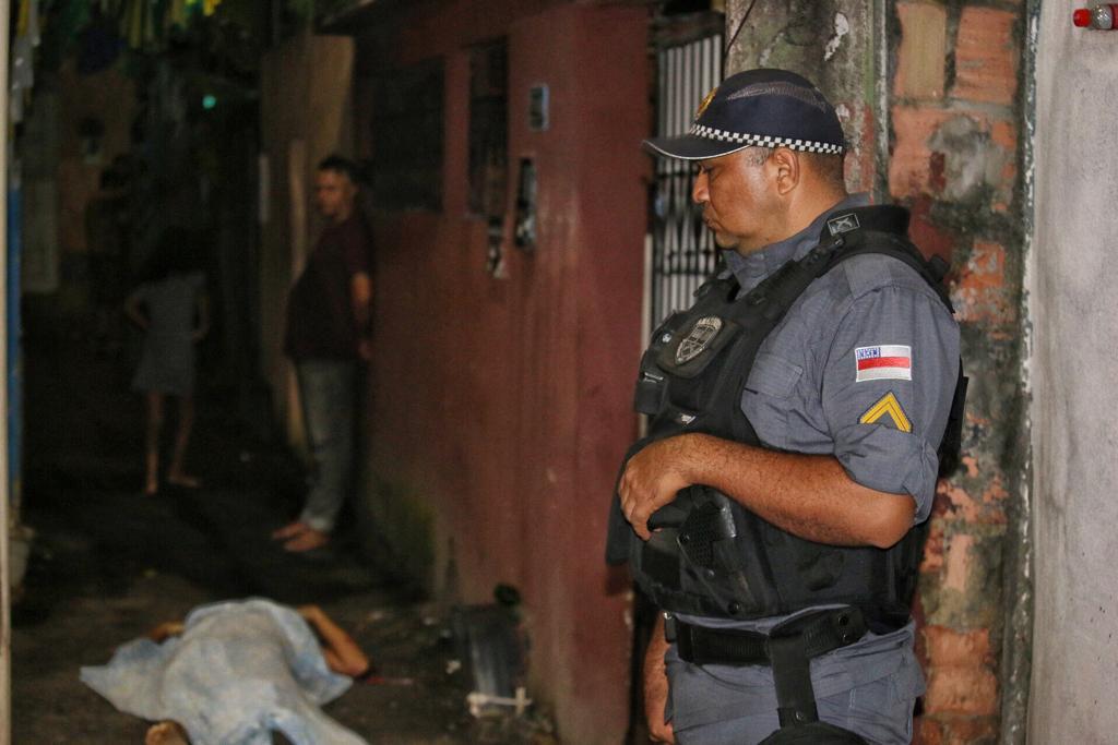 Após desistir de ir à igreja, homem é surpreendido por dupla e acaba morto na Compensa