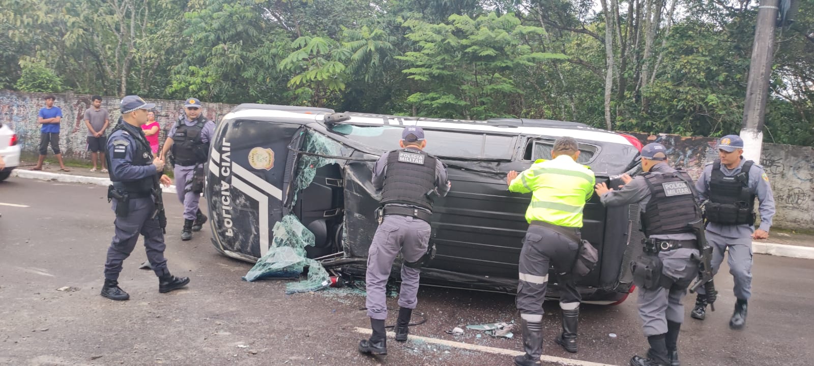 Investigador da Polícia Civil fica ferido ao atingir carro e capotar com viatura na Ponta Negra