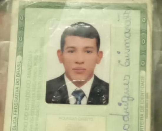 Pistoleiros crivam homem de balas no meio da rua em Manaus