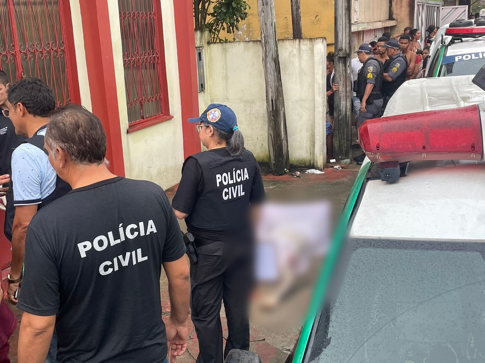 Homem é morto com tiros na cabeça após ser abordado por criminosos em carro em Manaus