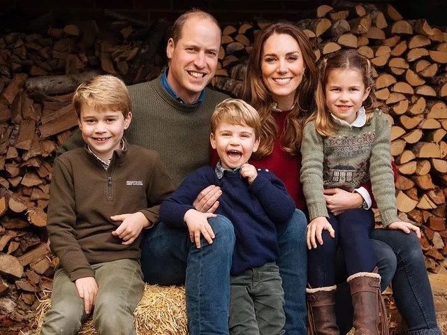 Caçula de William e Kate Middleton pode ficar fora da coroação de Charles por malcriação