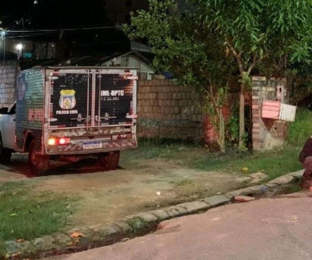 Adolescente morre no meio da rua após ser baleado e esfaqueado em Manaus 