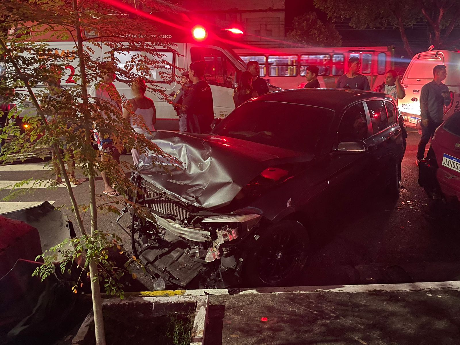 Jovem morta em acidente entre carro de App e BMW estava indo visitar a prima em Manaus