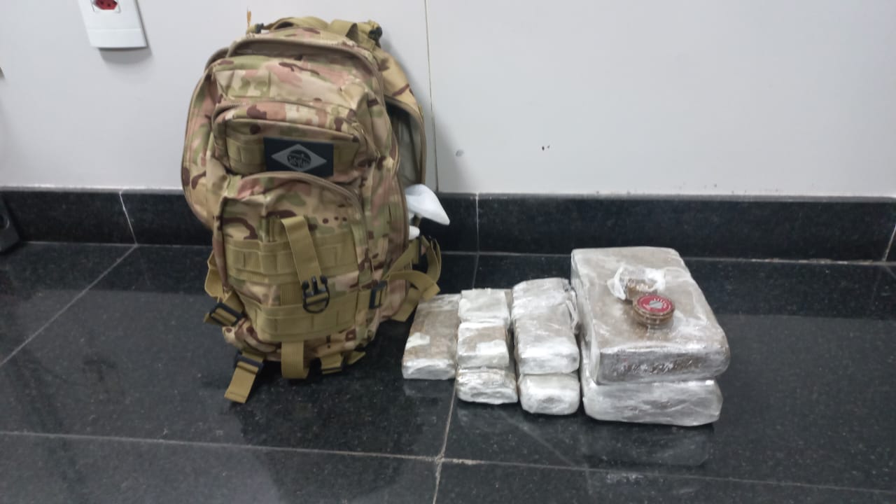 Homem é preso no Aeroporto de Manaus com mochila cheia de drogas antes de embarcar para Natal
