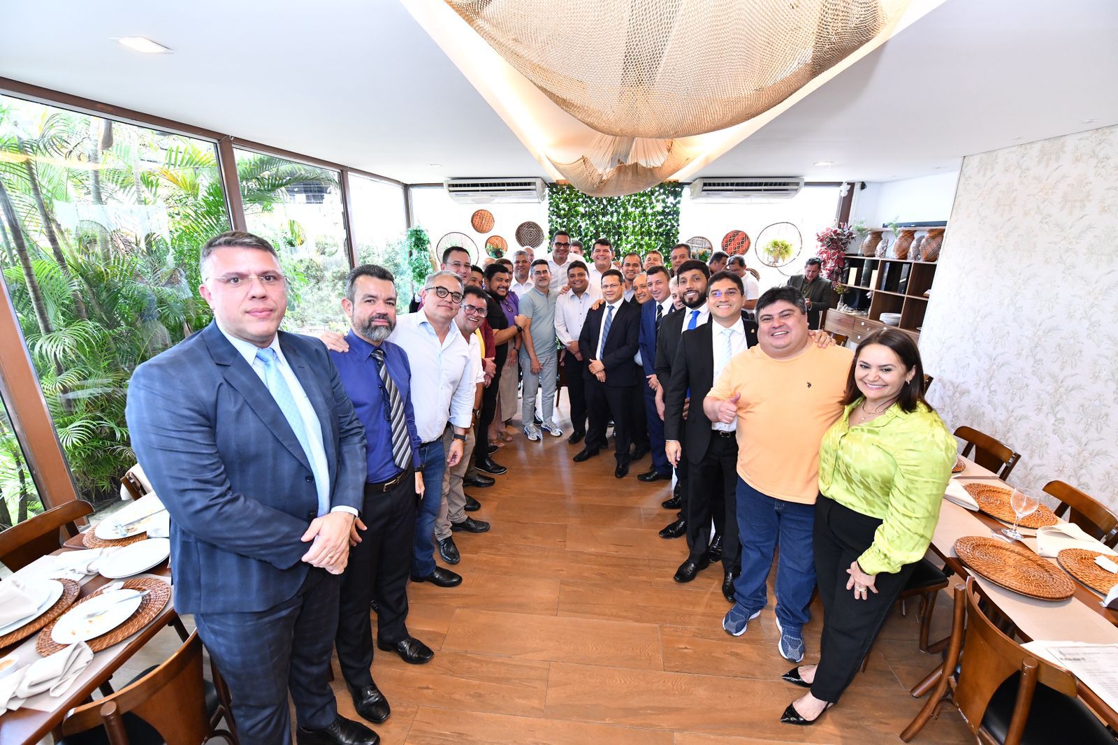 Em almoço concorrido, prefeito David Almeida e vereadores estreitam alinhamento político