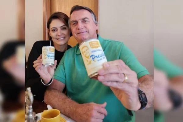 Bolsonaro ganha leite condensado personalizado de novos vizinhos 