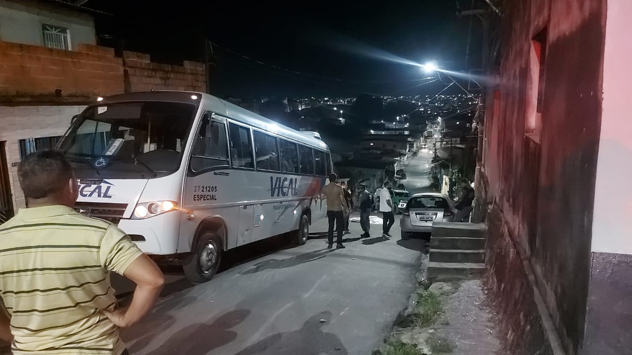 Durante bebedeira, mulher corre pela rua e morre atropelada por micro-ônibus em Manaus