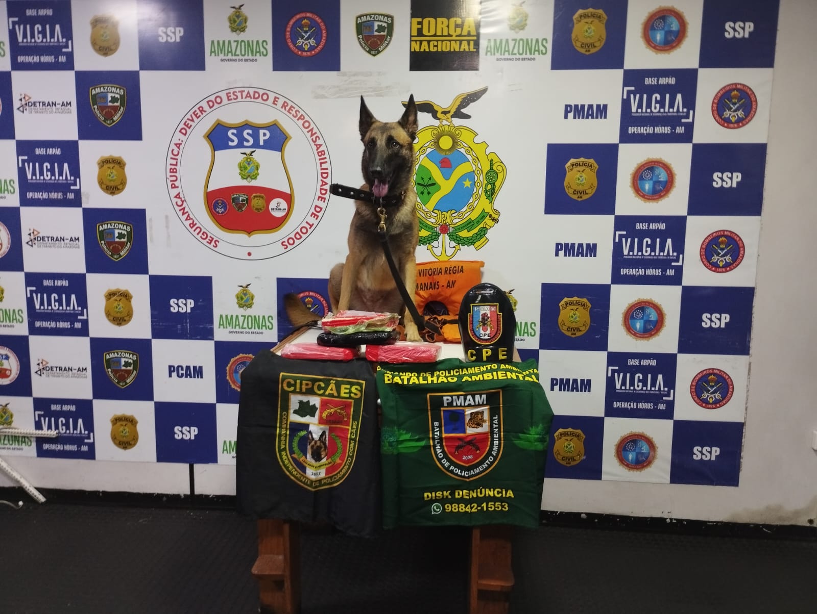 Cocaína avaliada em R$ 310 mil é apreendida em colete salva-vidas de barco no Amazonas