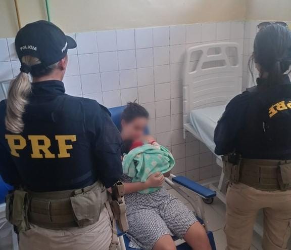 Policiais salvam bebê engasgada após mãe pedir ajuda em delegacia no Amazonas