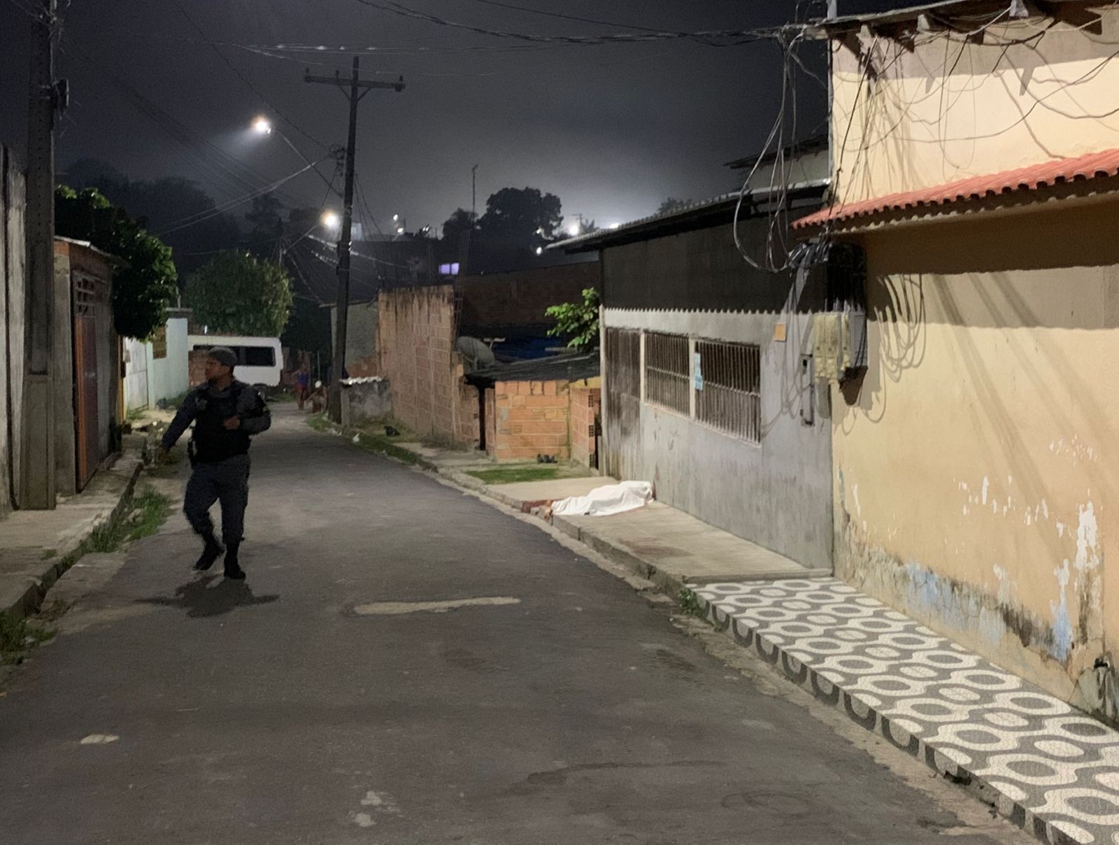 Homem é perseguido e executado em calçada de Manaus