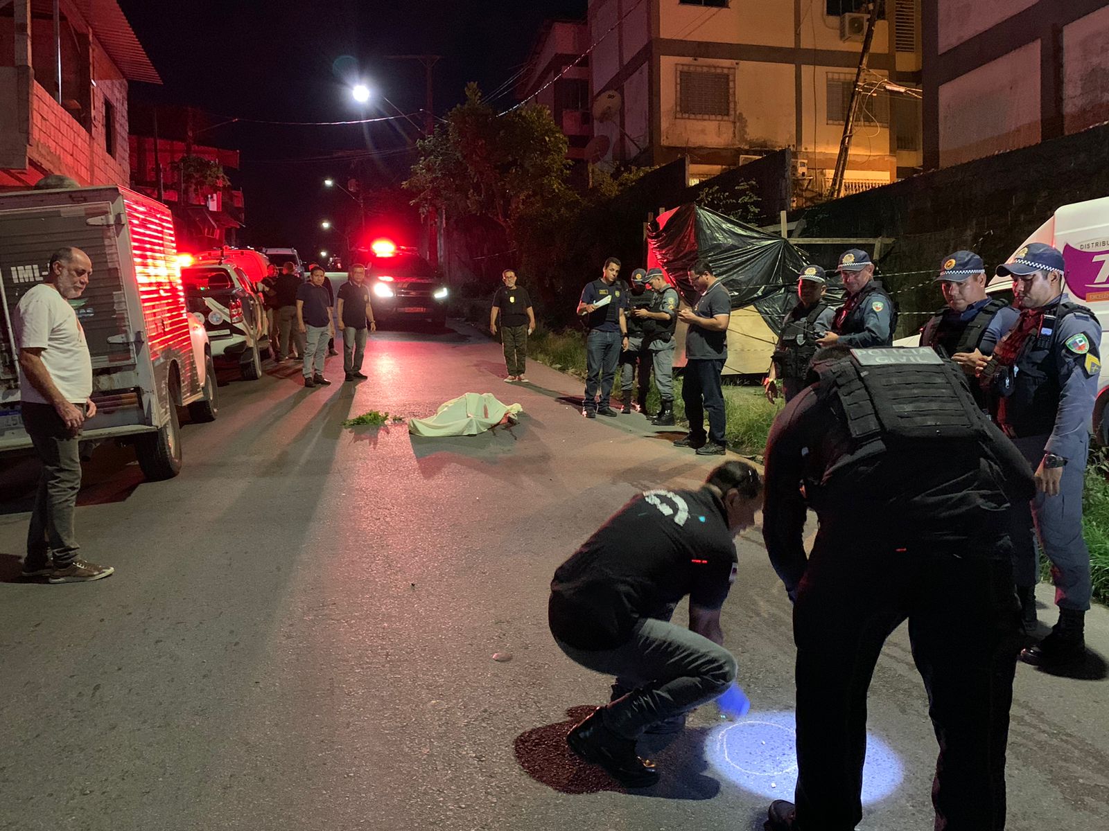 Criminosos executam homem em Manaus e deixam bilhete ao lado do corpo