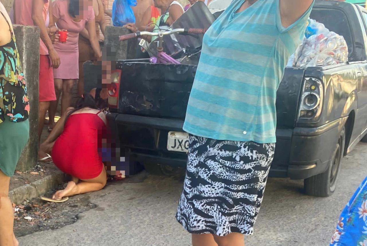 Criminosos executam homem no meio da rua em Manaus