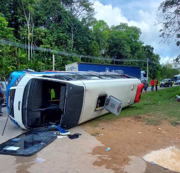 Motorista de micro-ônibus atingido por caminhão em acidente BR-174 está em estado grave