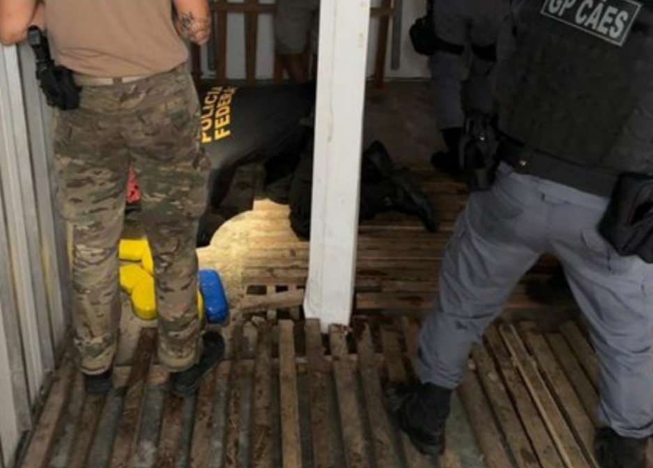 PF prende homem por esconder 12 kg de cocaína em piso de embarcação no Amazonas