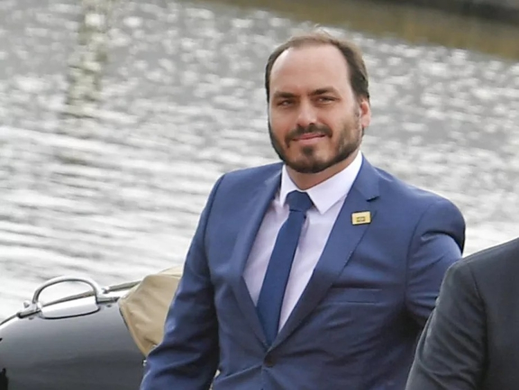 Promotoria acusa 7 por 'rachadinha' em gabinete de Carlos Bolsonaro, mas livra vereador